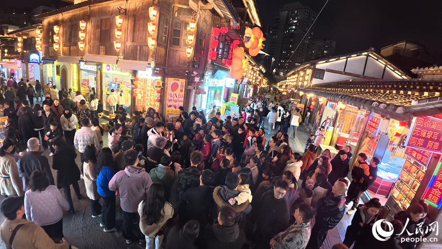 游人如潮，沉浸式打卡莆阳年味。人民网记者 李昌乾摄
