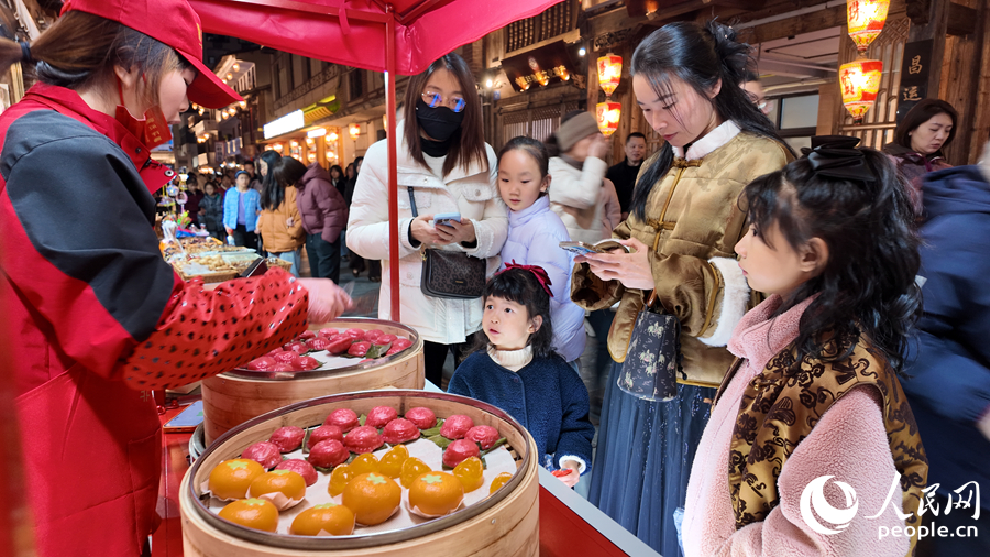 游客在购买品尝莆田当地小吃。人民网 杨灏昱摄