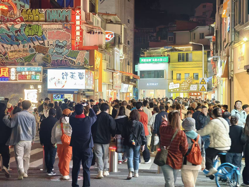 沙坡尾限时步行路段市民游客云集