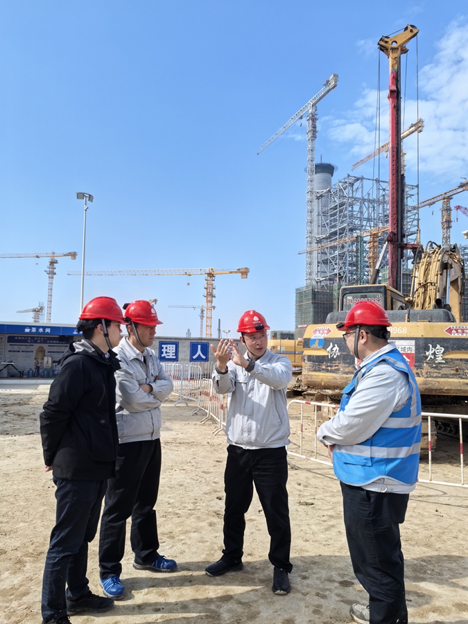 张小宁深入一线，与工程部技术人员面对面交流