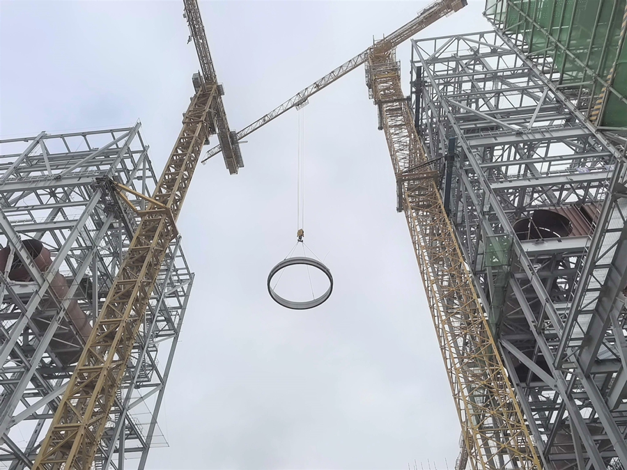 1号主厂房钢煤斗吊装