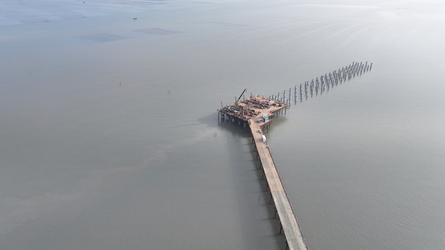 码头灌注桩施工持续进行