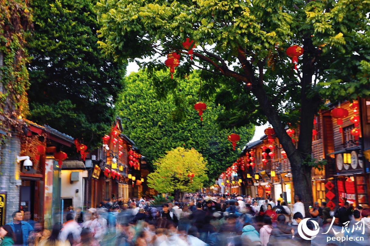 春节将至，三坊七巷游人如织。人民网记者 李唯一摄