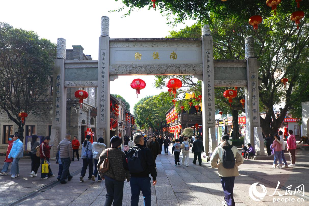 三坊七巷，年味儿十足。人民网记者 李唯一摄