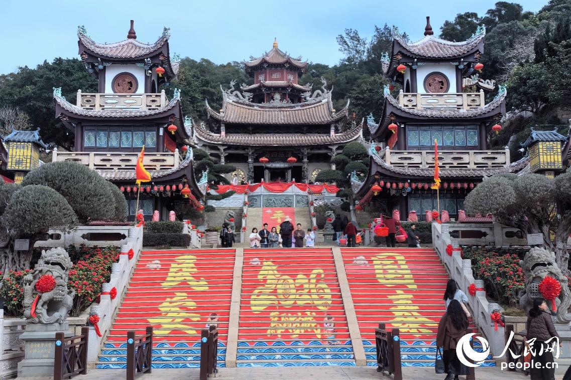 春節前夕的湄洲島,張燈結彩。人民網記者 林曉麗攝