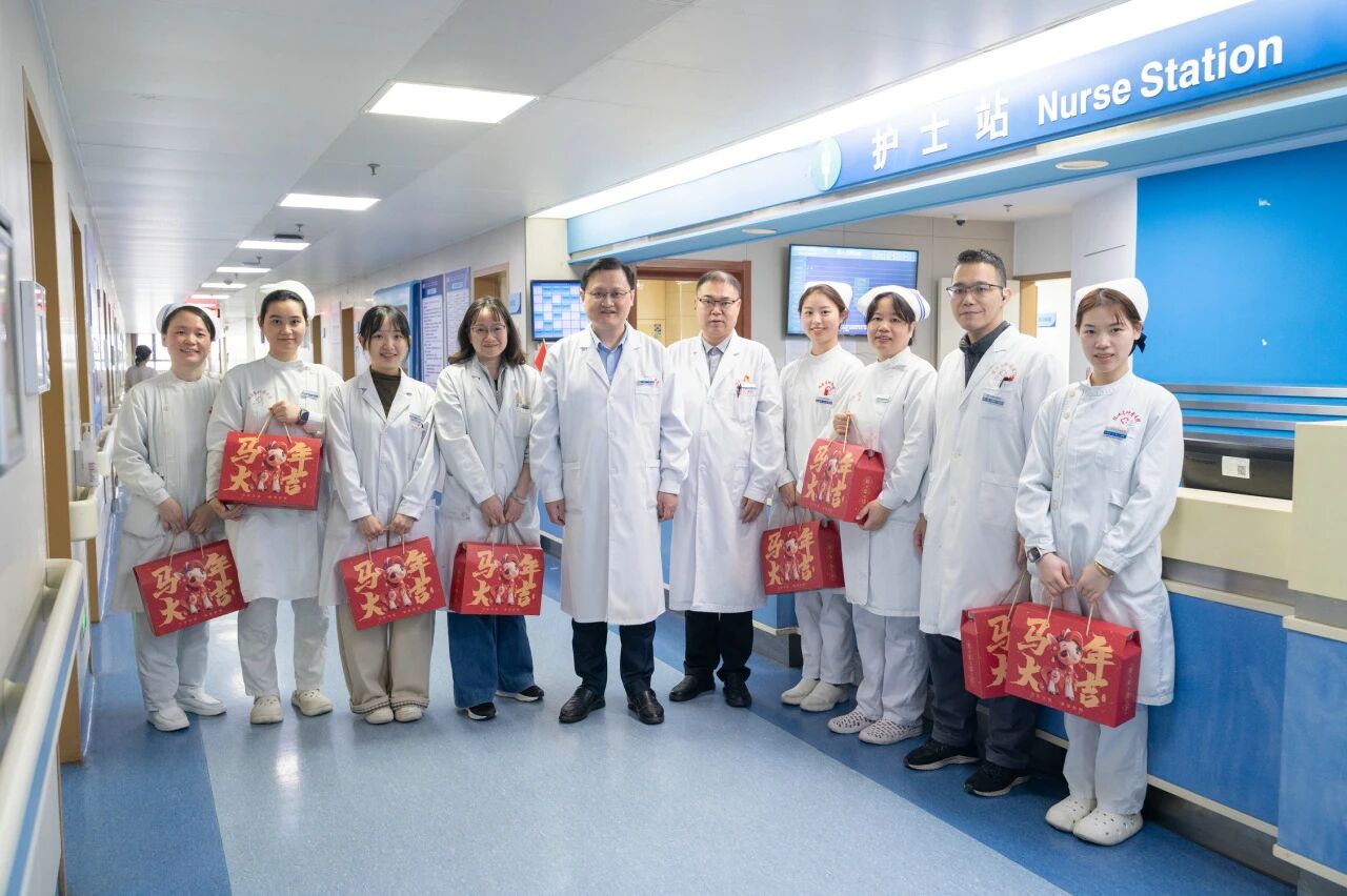 院領導向堅守崗位的醫護人員送去新春祝福