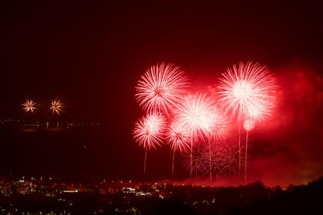 农历大年初一，厦门、金门如约“点亮”海峡两岸新年夜空。张瑜军摄