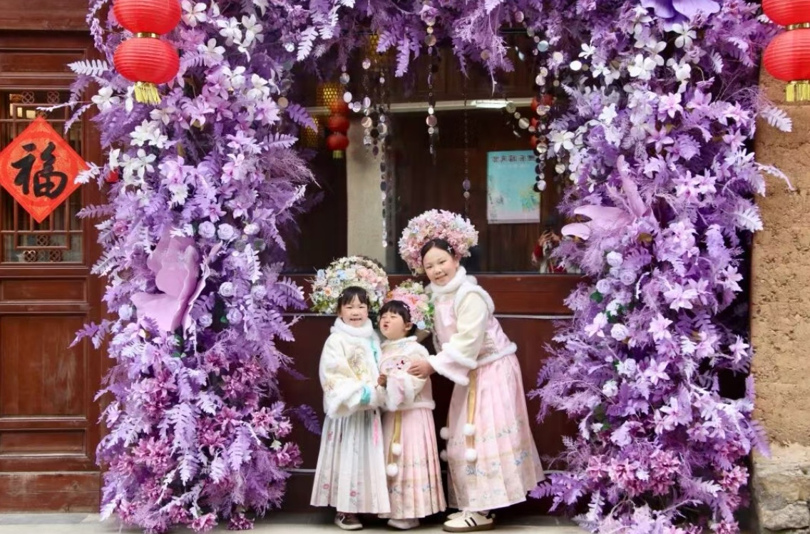 小朋友们在鲤鱼溪景区内拍照打卡