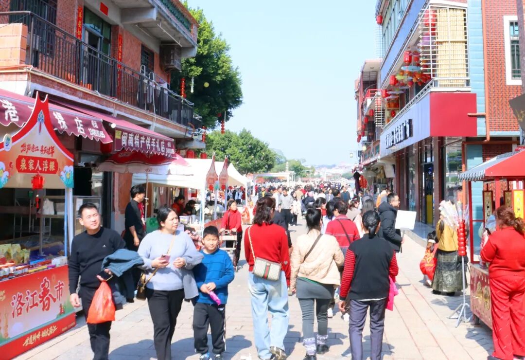 桥南古街上游人如织、年味浓浓
