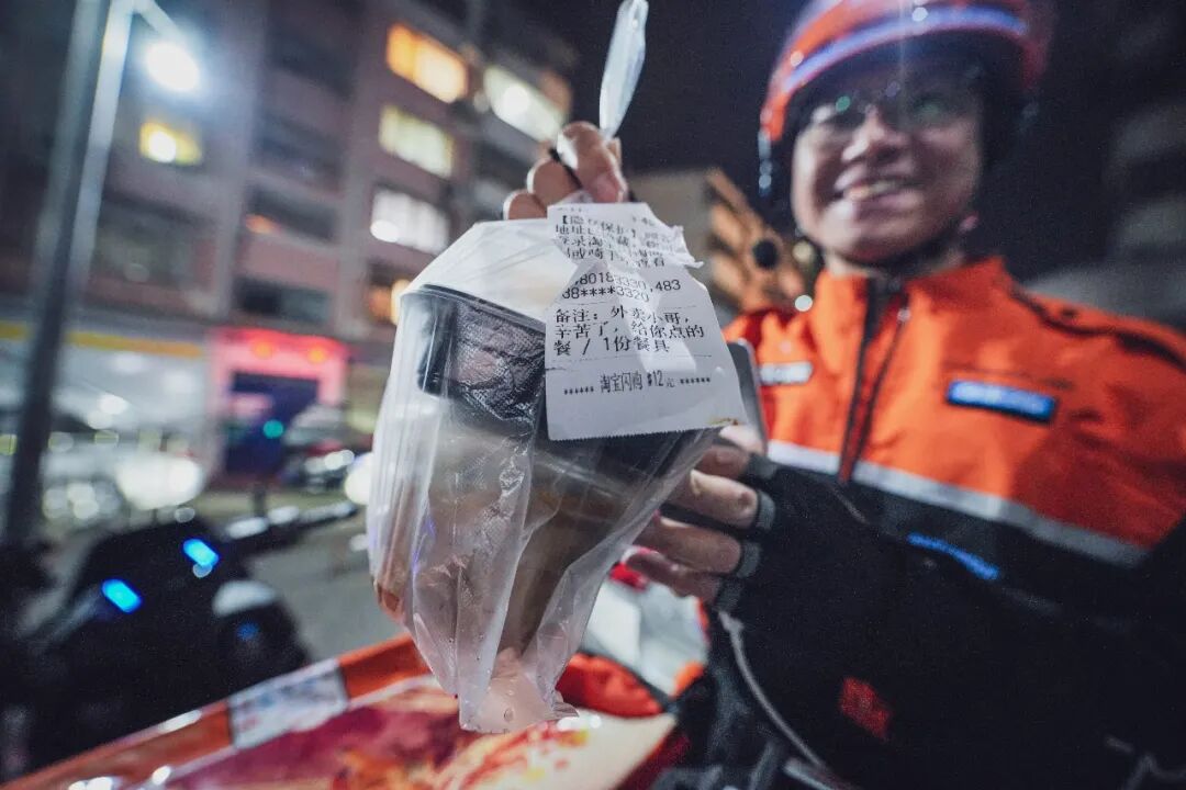 2月16日，除夕夜晚，赖茂京正在展示一位爱心市民为他点的餐。