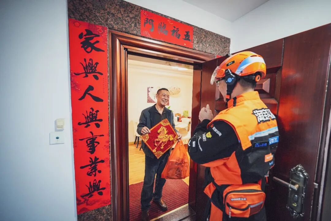 2月17日，大年初一上午，赖茂京当天派送的第一份订单准时送达，他向客户送上了最真挚的新春祝福。