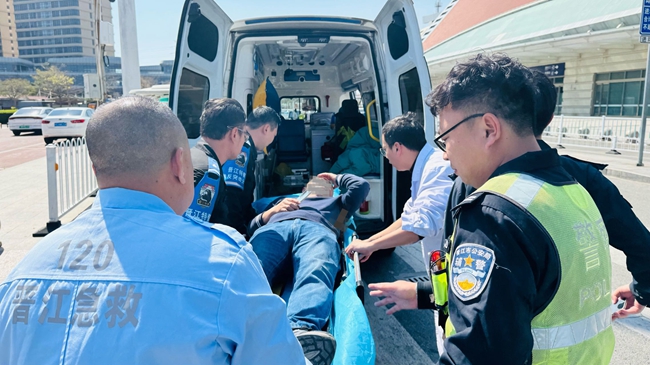 将伤者送上救护车