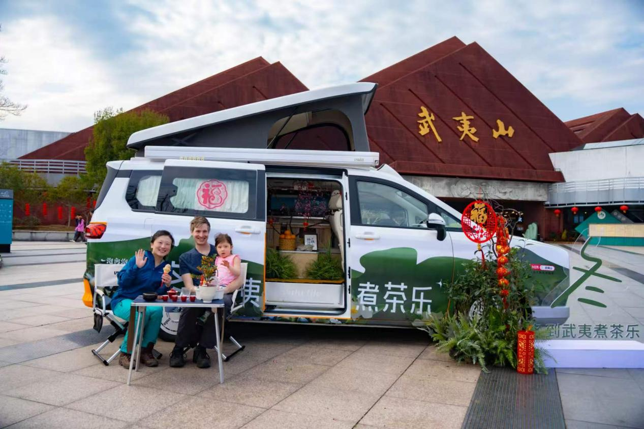 景区南路口，游客感受“Vala房车×四季茶事”移动美学空间。小鑫摄