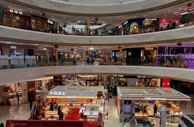 商场人流络绎不绝