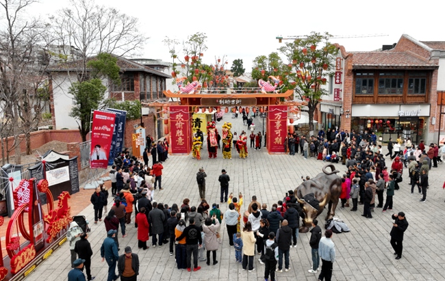 市民群众围观表演