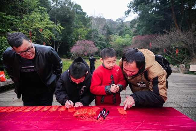 在祈福牌上写下新春心愿