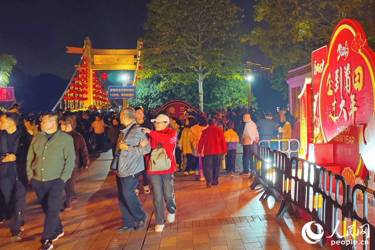 大年初四夜，莆田绶溪公园内人山人海。人民网记者 李唯一摄