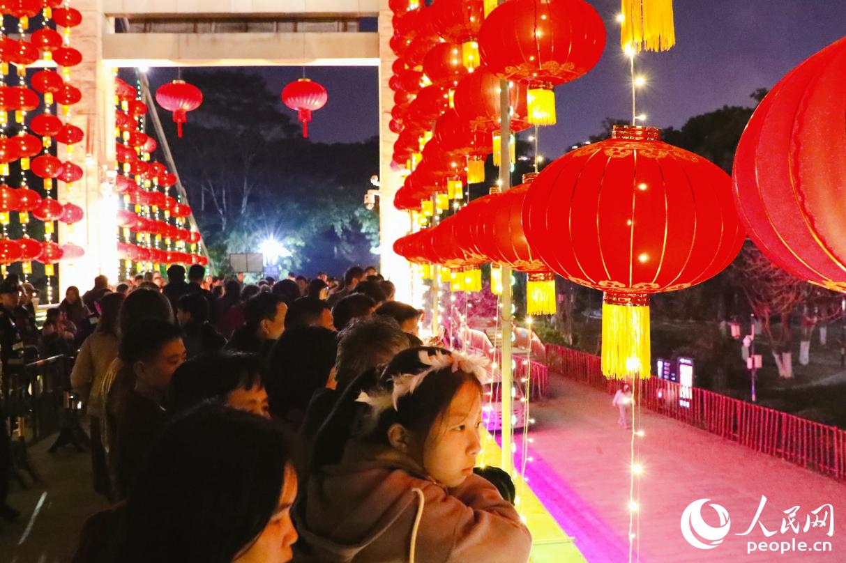 市民游客在桥边排成长队，热热闹闹地目睹一场非遗版视觉盛宴。人民网记者 李唯一摄