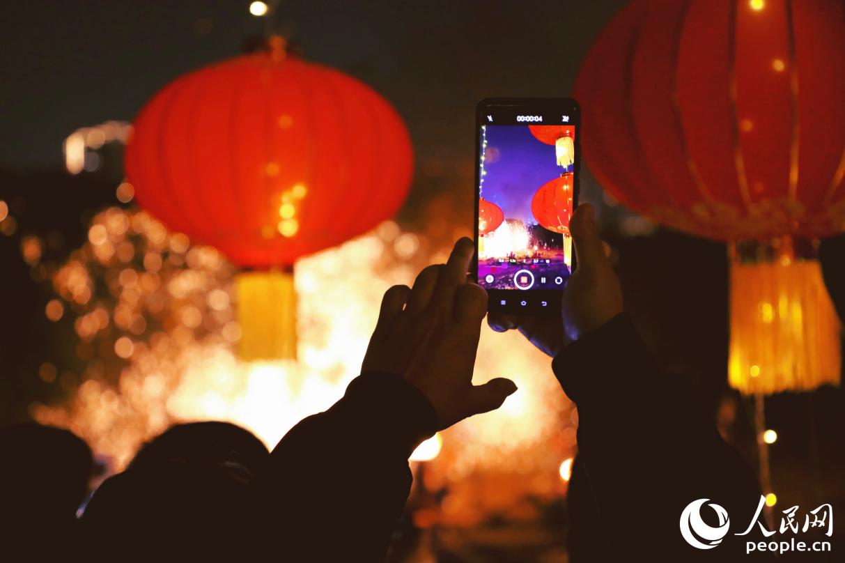 打铁花的光影在夜幕下灿烂辉煌。人民网记者 李唯一摄