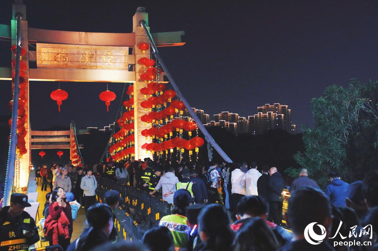 绶溪桥上年味浓。人民网记者 李唯一摄