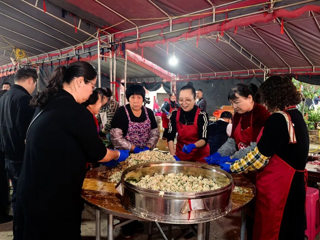 村民們配合默契制作肉丸