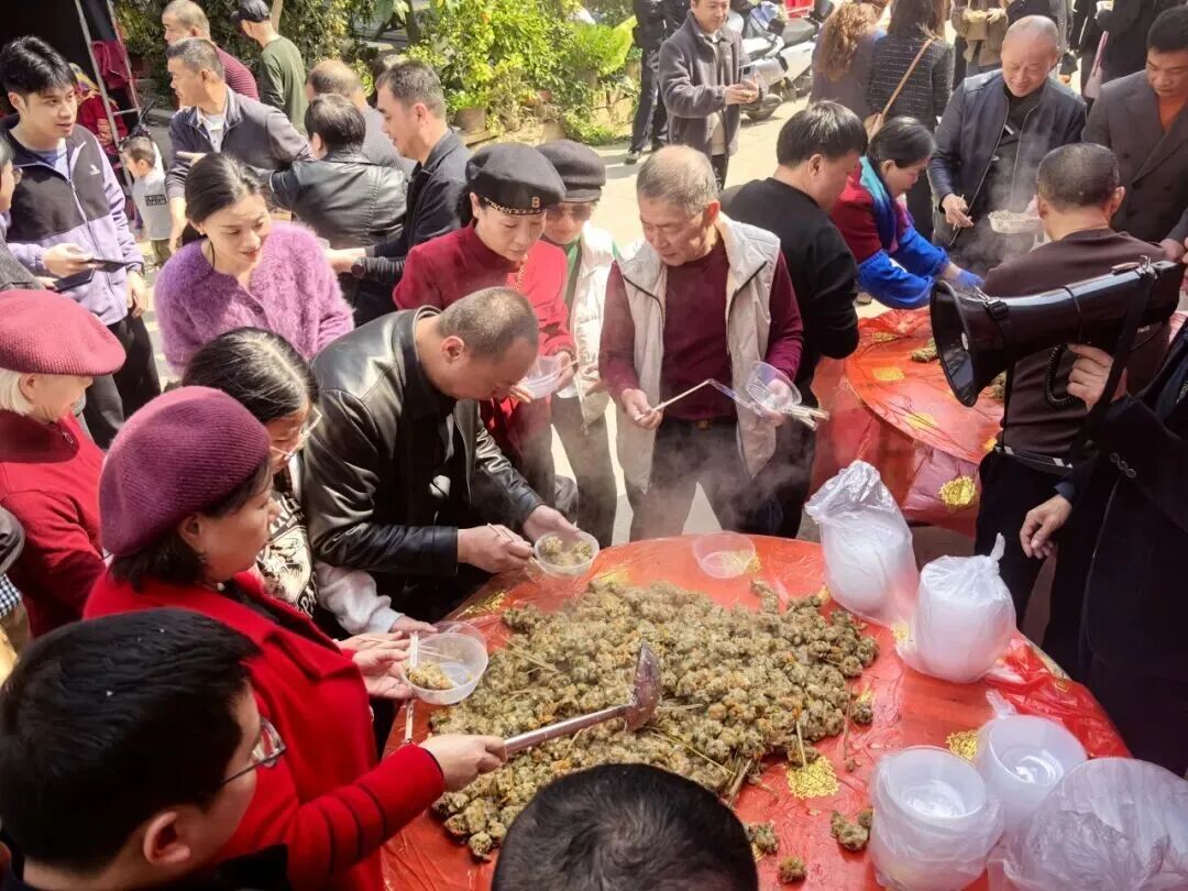 熱氣騰騰的肉丸出鍋，大家爭先品嘗