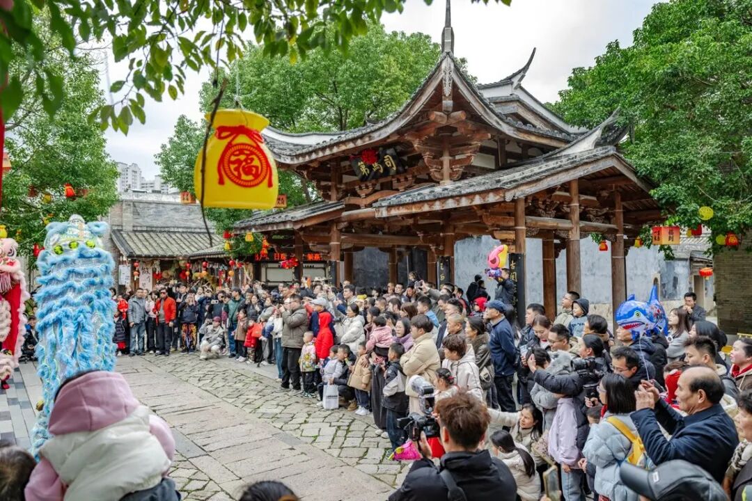 和平街历史文化街区新春主题活动吸引了众多游客。姜亮摄