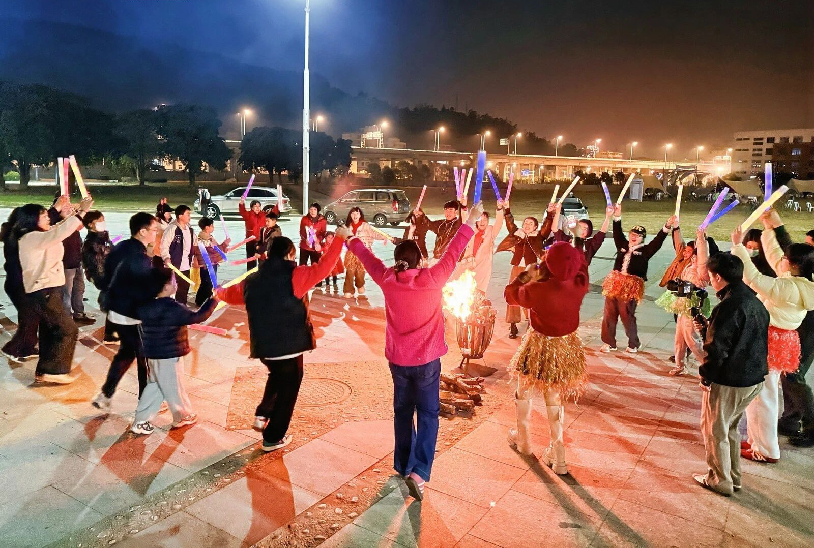 草坪音乐会、篝火烟花派对等活动营造了热烈喜庆的节日氛围。长乐区融媒体中心供图