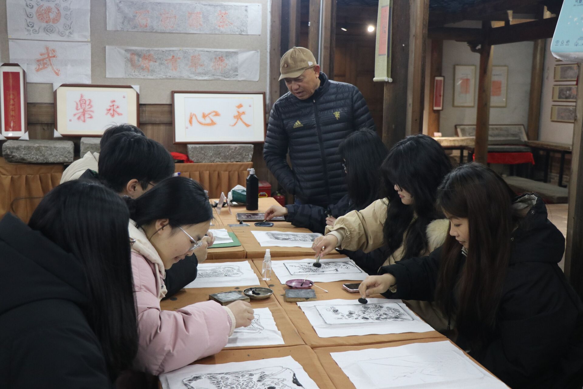 實踐隊隊員體驗建州拓印