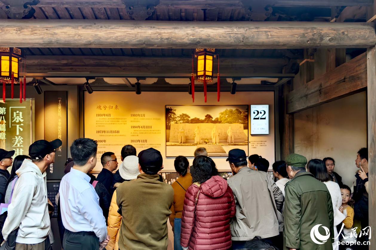 游客在吴石故居参观。人民网记者 叶青卿摄