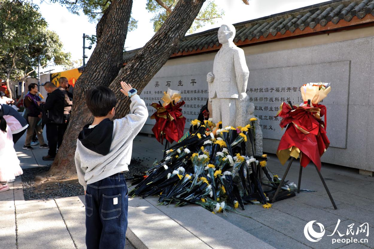 小朋友向吴石将军塑像敬礼。人民网记者 李唯一摄