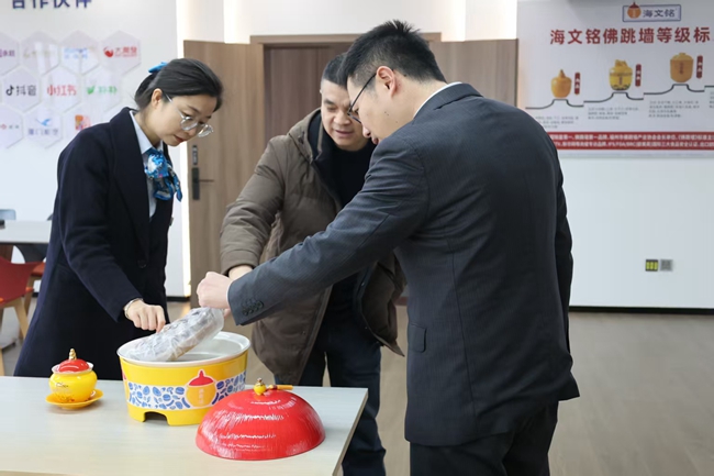 农行客户经理在了解海文铭销售的佛跳墙。