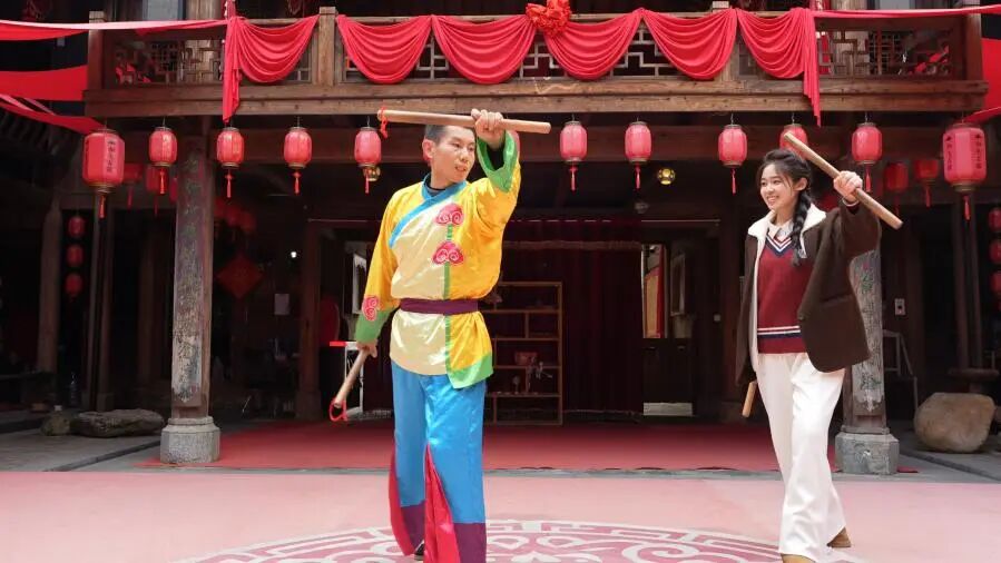 传播学院“闽北文韵”实践队队员体验“跳八马”傩舞表演