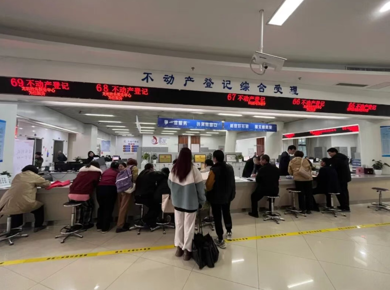龍岩政務服務中心窗口全開、秩序井然
