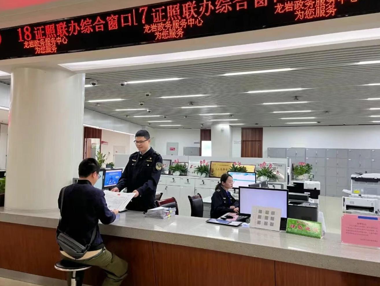 開工第一天，南聯健食（福建）食品有限公司經辦人拿到了食品生產許可証