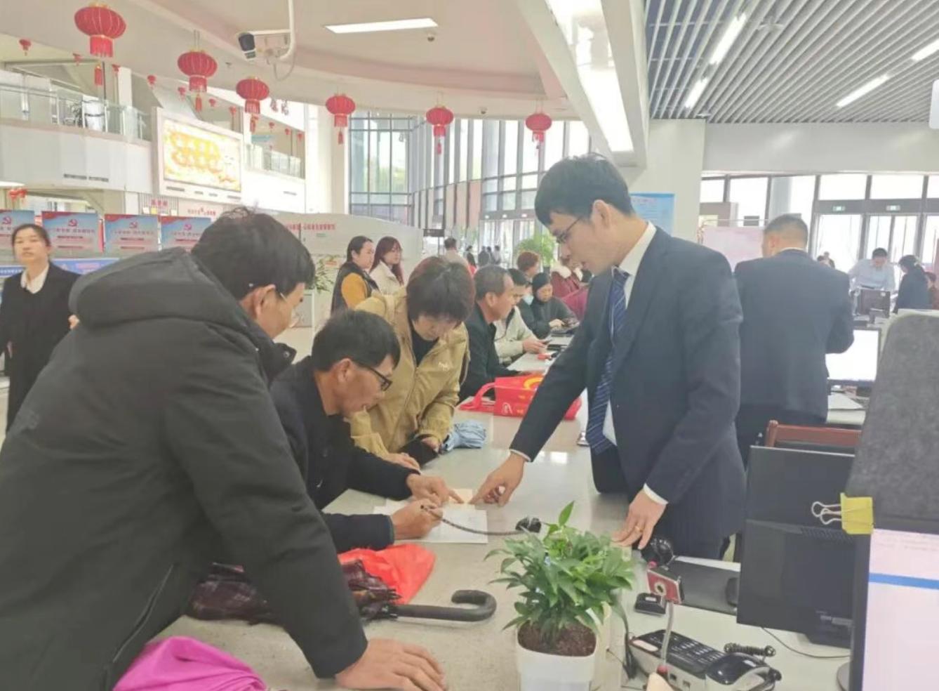 龍岩政務服務中心窗口工作人員全程耐心指導辦事群眾填寫表格、高效辦結群眾辦件