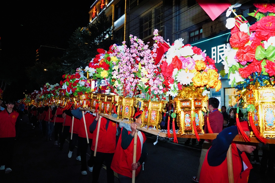 花灯以三层花篮样式精心设计，尽显精巧匠艺与浓浓年味