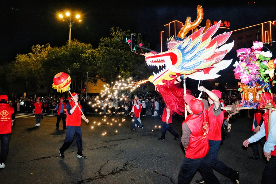 “火龙吐瑞”，寓意兴旺红火、风调雨顺