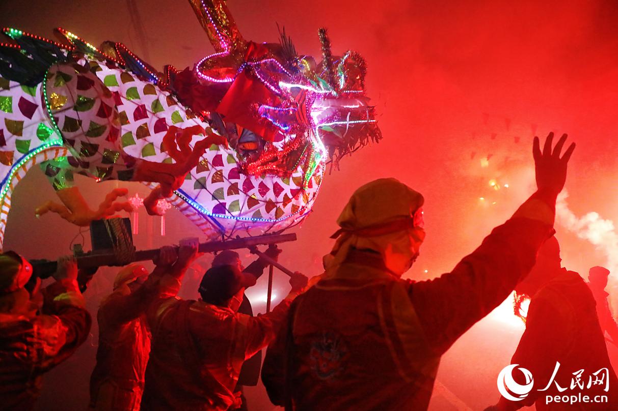 福清“板凳龍”表演現場。人民網記者 李唯一攝