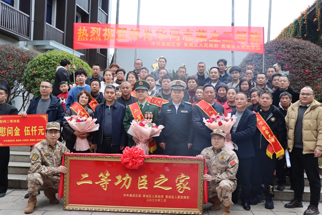 慰問組與林肖華合影