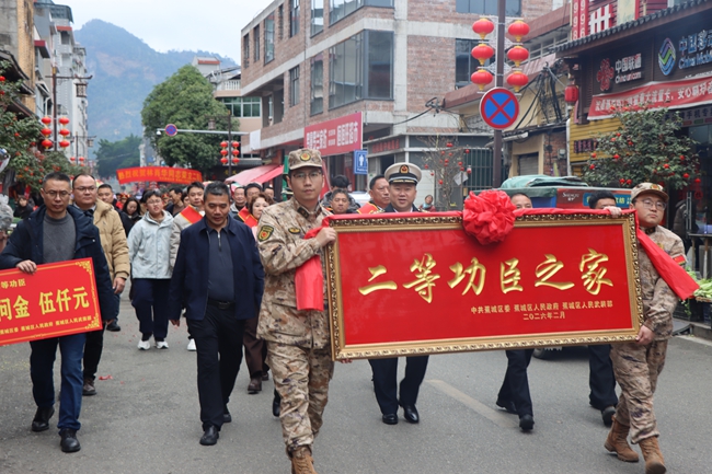 慰問組帶著牌匾走訪林肖華家