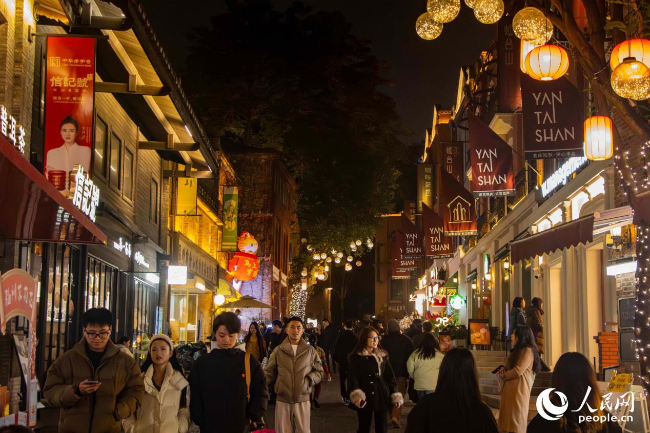 春節期間，煙台山漫步商業街區游人如織。人民網 林銘賢攝