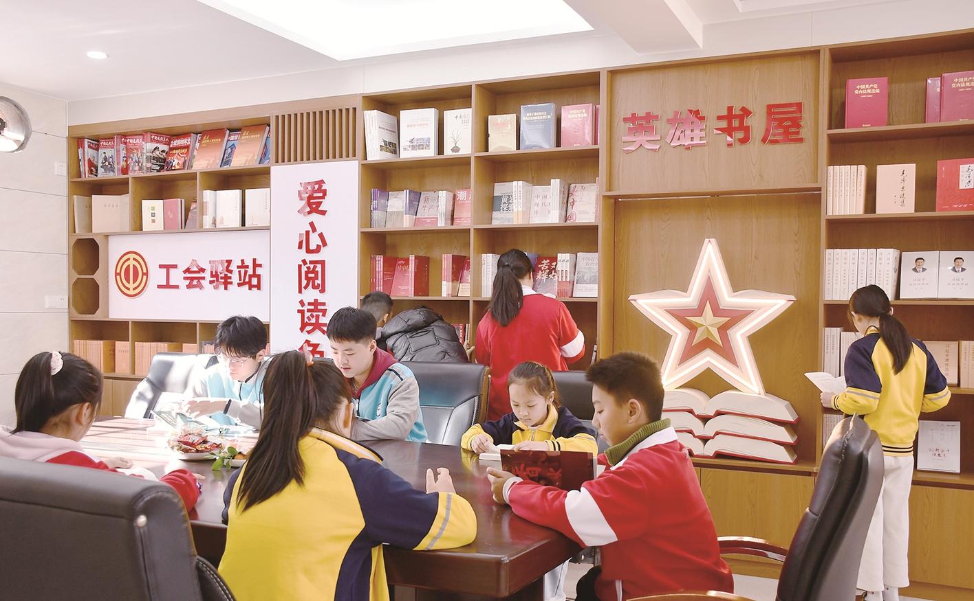 春节期间，不少学生前来看书。