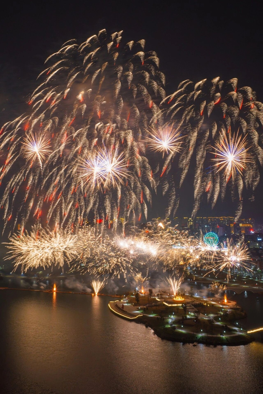 烟花秀现场。戴艺摄