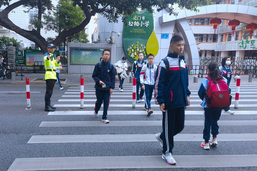 护航中小学生上下学路安全顺畅。厦门交警供图