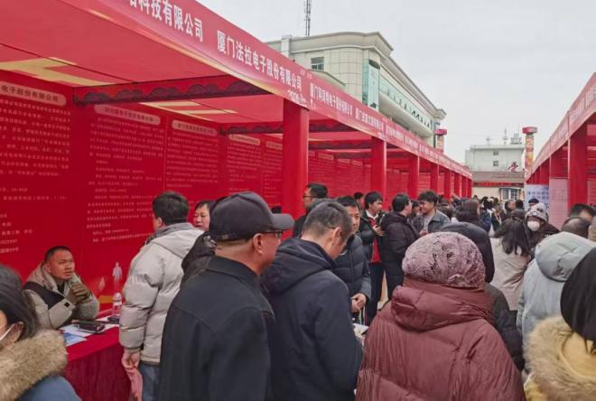 厦门市区两级人社部门和13家企业携1251个岗位信息，参加宁夏（固原）2026年“春暖农民工”服务行动专场招聘活动。厦门市人社局供图