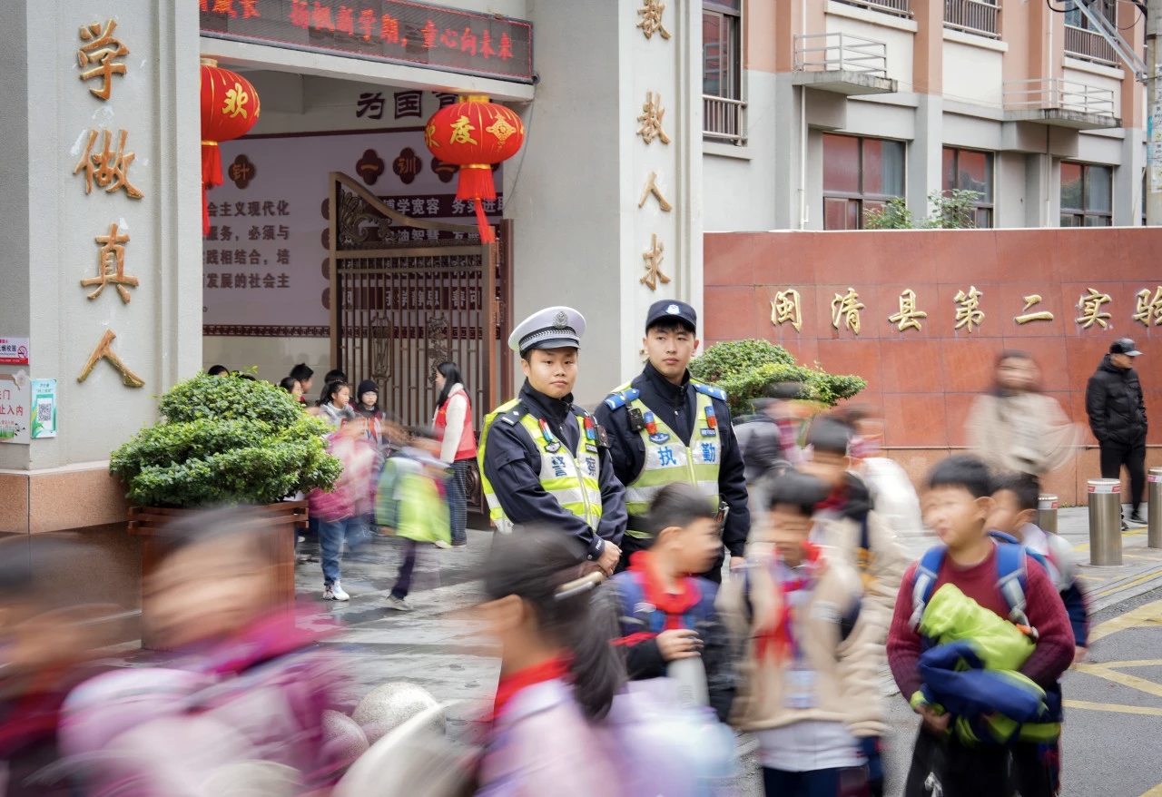 在校门口及重点路段全面启动高峰勤务