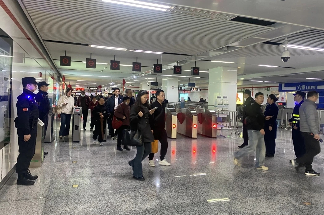 校园周边地铁站值守