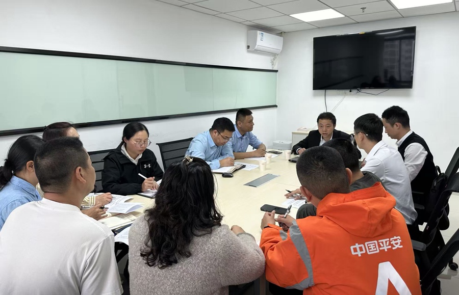 平安产险福建分公司班子成员深入一线，与基层员工座谈，听心声，解难题。