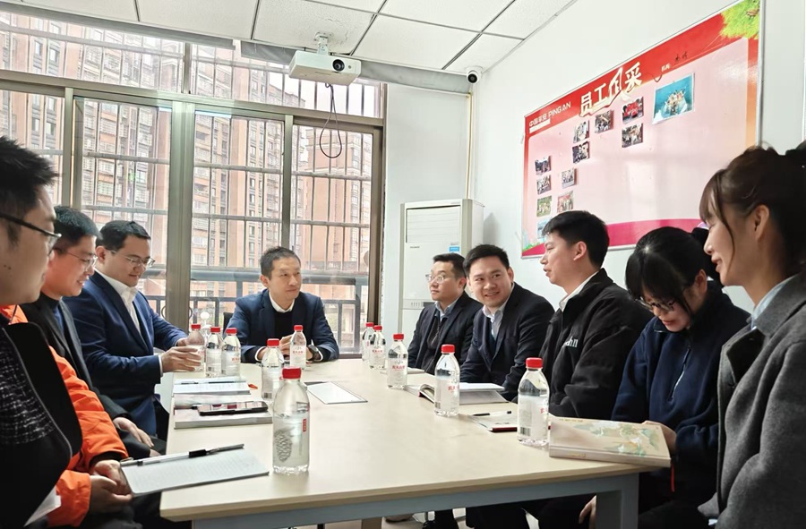 平安产险福建分公司班子成员深入一线，与基层员工座谈，听心声，解难题。